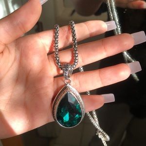 🔥Unknown vintage green stone necklace🔥